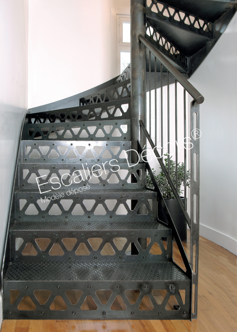 Photo DT84 - SPIR'DÉCO® D'Angle Mixte Droit San Francisco formant un escalier 2/4 Tournants au look rétro industriel.